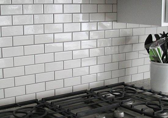 white subway tiles kitchen splashback