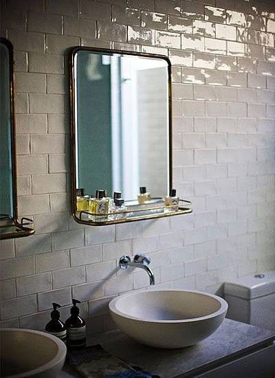 gloosy white tiles bathroom